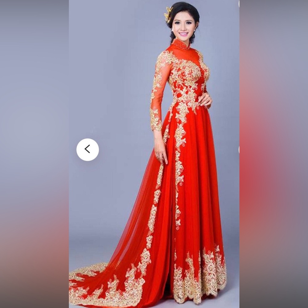 Red ao dai Vietnamese tradition wedding dress .